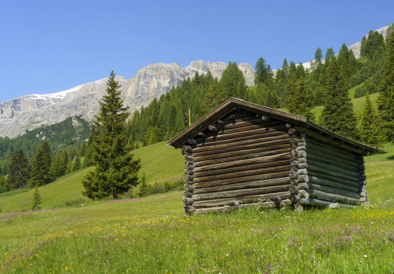 mountain-landscape-along-the-road-to-campolongo-pa
