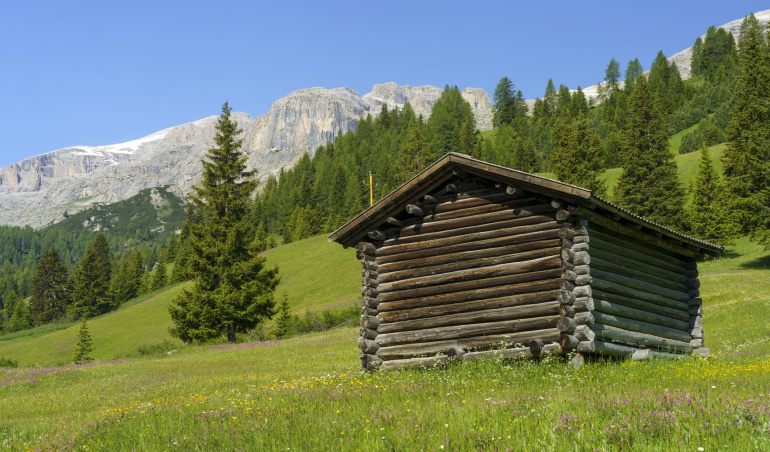 mountain-landscape-along-the-road-to-campolongo-pa